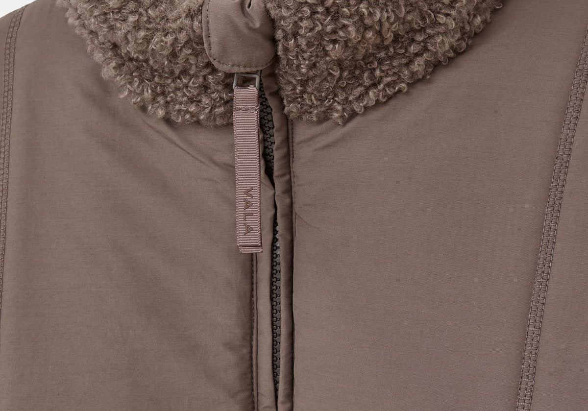 Milla Sherpa Quilted Jacket in Taupe – Close-Up of Sherpa Collar and Front Zipper 