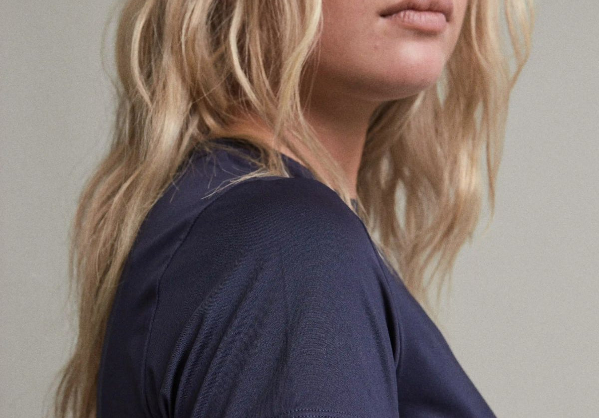 VALA Training Tee in Navy - Side