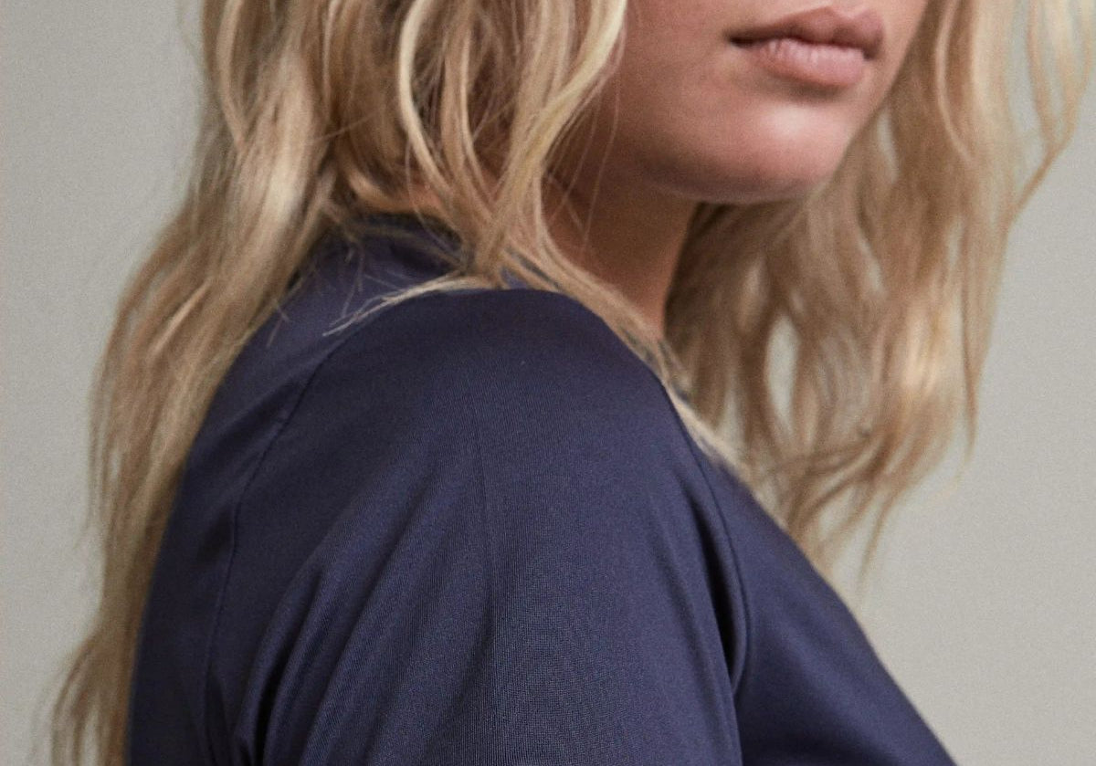 VALA Training Tee in Navy - Side Details